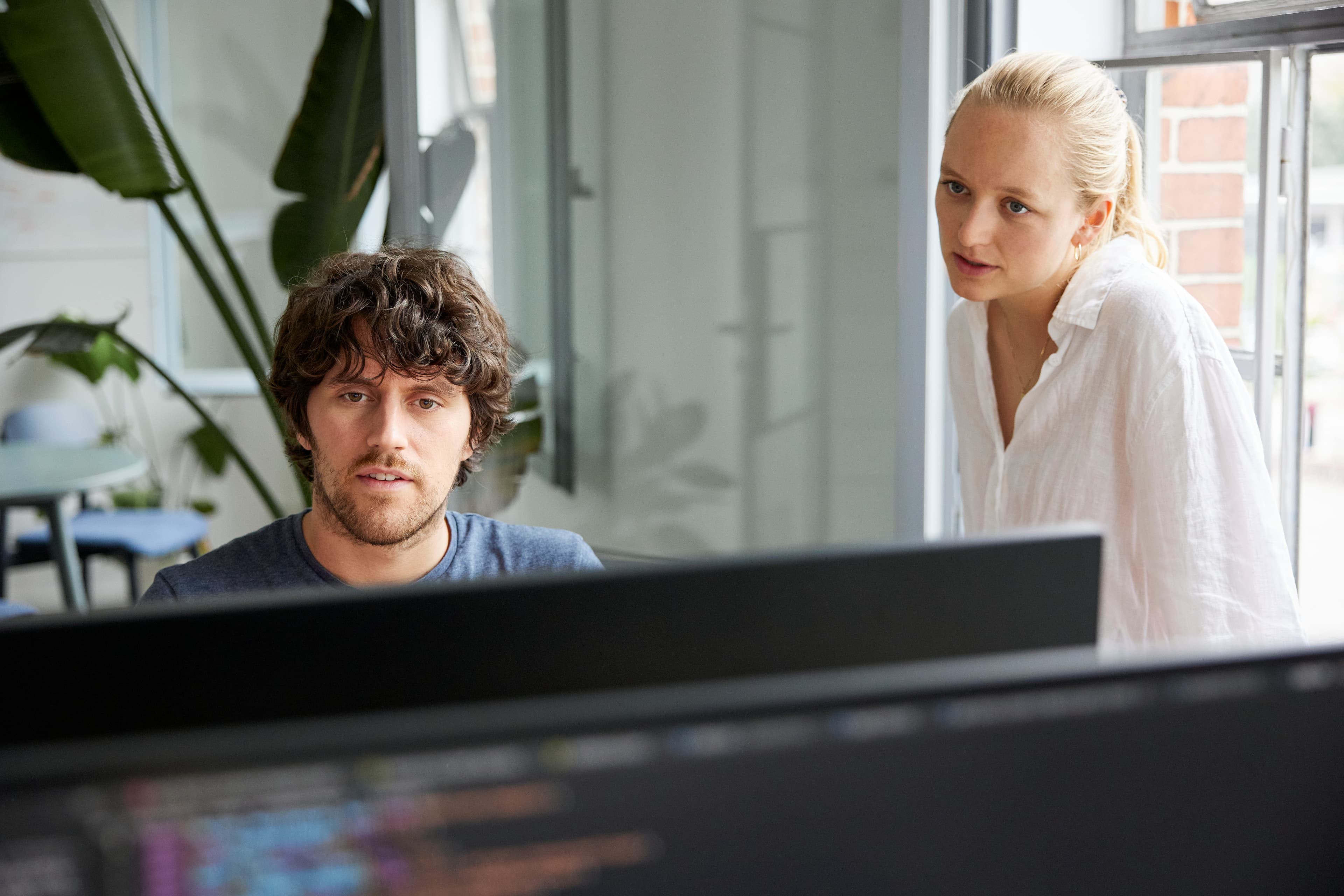 Zwei Personen beim Pair-Programming