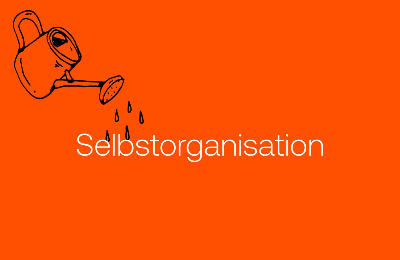 Wort Selbstorganisation wird mit einer illustrierten Gießkanne gegossen
