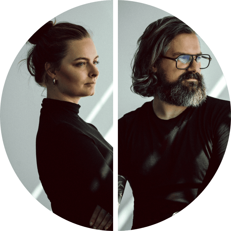 Geteiltes Portrait, Links: Frau im Profil mit Blick nach rechts, Rechts: Mann im Profil mit Blick nach rechts